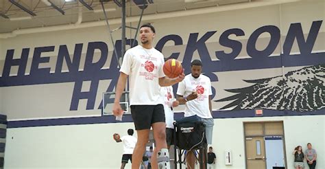 Texas' Dylan Disu hosts basketball camp at Hendrickson